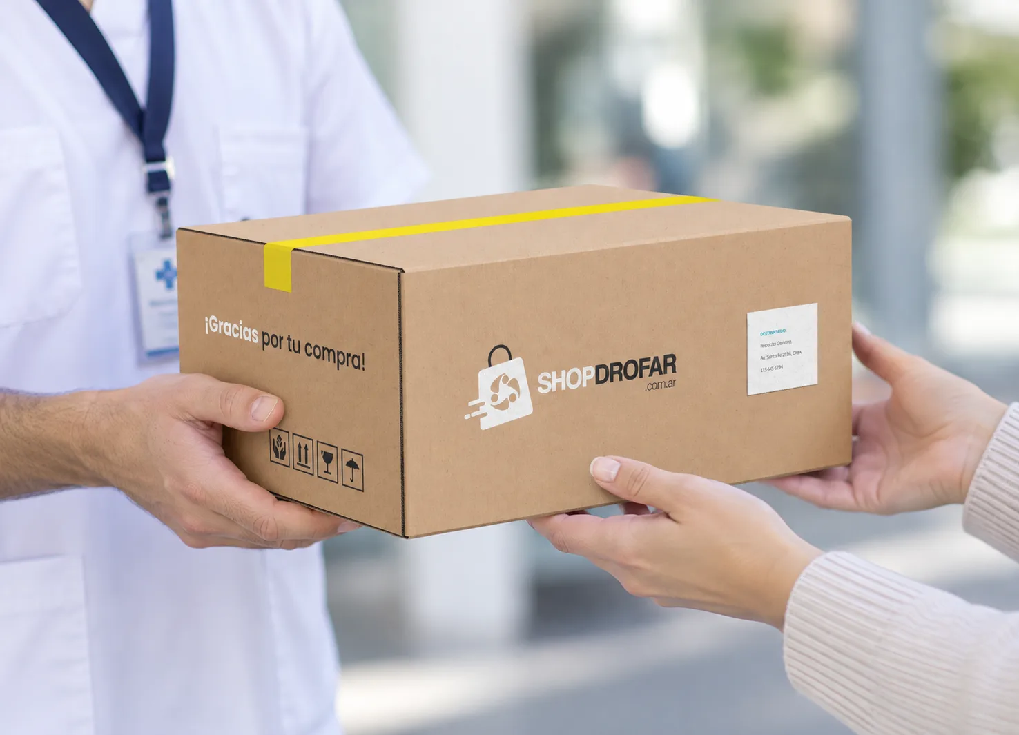 Caja de envío de ShopDrofar con la gráfica amarilla de la marca